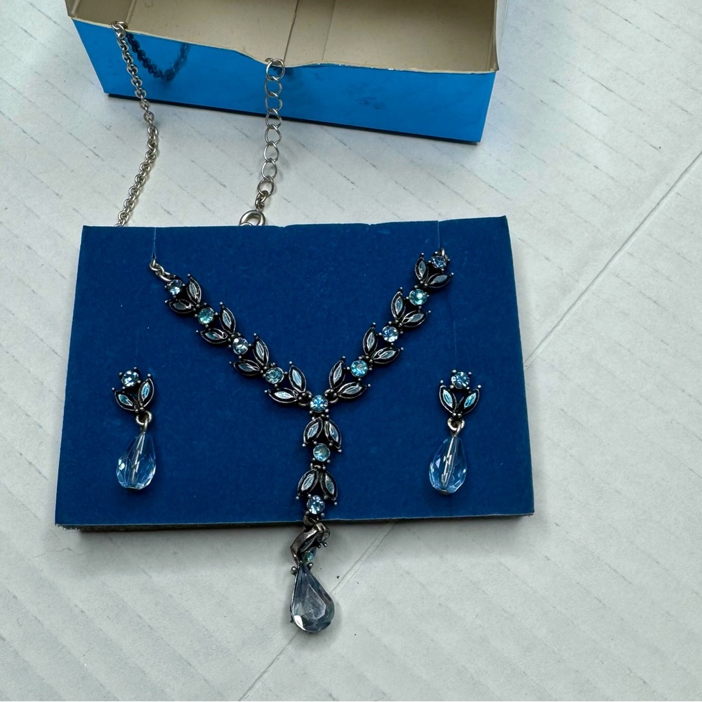 Avon blue necklace and earring set